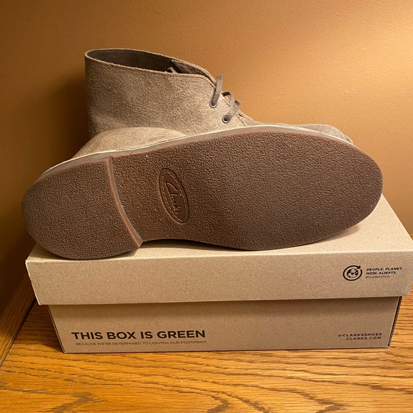Size 10 Clarks Chukka Boots - Picture 4 of 5